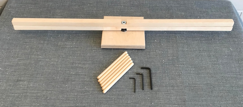 Puede incluir: Un kit de telar de madera con una base de madera, una barra de madera y seis clavijas de madera. El kit tambi&eacute;n incluye tres llaves Allen.