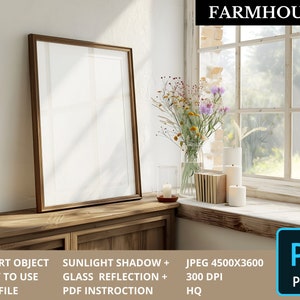 Puede incluir: Una maqueta de estilo farmhouse con un gabinete de madera, un cuadro enmarcado, un jarrón de flores y velas. La imagen incluye el texto "FARMHOUSE", "SMART OBJECT", "EASY TO USE", "PSD FILE", "SUNLIGHT SHADOW +", "GLASS REFLECTION +", "PDF INSTRUCTION", "JPEG 4500X3600", "300 DPI", "HQ", "Ps", y "PSD".
