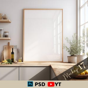 Puede incluir: Un gran marco de fotos rectangular en blanco con un borde de madera clara se muestra en un entorno de cocina. El marco descansa sobre una encimera de madera. También se ven estantes de cocina, tablas de cortar y una planta en maceta. La imagen incluye el texto "Mockup 17".