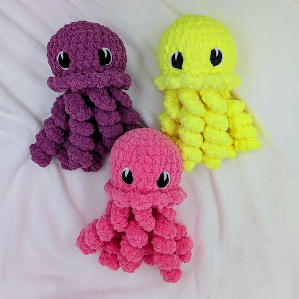 Peluche méduse au crochet : créature marine en peluche faite main avec des yeux brodés