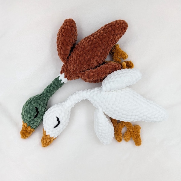 Peluche d'oie ou de canard colvert au crochet fait main, jouet câlin endormi, petit cadeau de douche de bébé câlin fait avec des yeux brodés