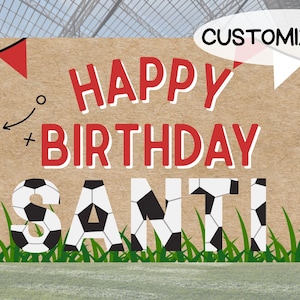Può includere: Un banner di compleanno personalizzabile a tema calcio con le parole "HAPPY BIRTHDAY SANTI" in rosso e nero. Il nome è progettato per assomigliare a palloni da calcio. Il banner include erba verde, gagliardetti rossi e bianchi e diagrammi di gioco del calcio.