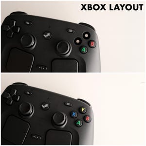 Może przedstawiać: Czarny kontroler do gier wideo z dwoma r&oacute;żnymi układami przycisk&oacute;w oznaczonymi jako XBOX LAYOUT. G&oacute;rny widok pokazuje przyciski A i B, natomiast dolny widok przedstawia przyciski A, B, X i Y. Oba widoki zawierają dwa joysticki, przycisk z logo Steam oraz panele dotykowe.