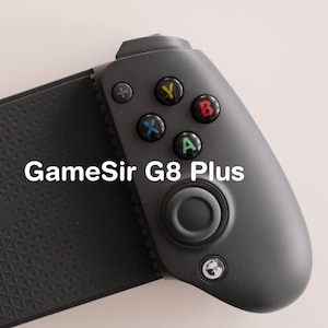 Könnte beinhalten: Schwarzer GameSir G8 Plus Controller mit farbigen Tasten, darunter X, Y, B und A. Der Controller hat einen strukturierten Griff und einen Joystick. Der Text "GameSir G8 Plus" ist auf dem Gerät aufgedruckt.
