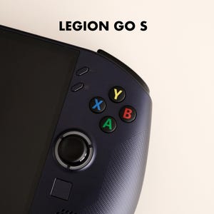 Könnte beinhalten: Eine dunkelblaue tragbare Spielkonsole mit dem Text LEGION GO S über dem Bildschirm. Das Gerät verfügt über einen schwarzen Joystick, eine quadratische Taste und vier kreisförmige Aktionstasten, beschriftet mit X in Blau, Y in Gelb, B in Rot und A in Grün.