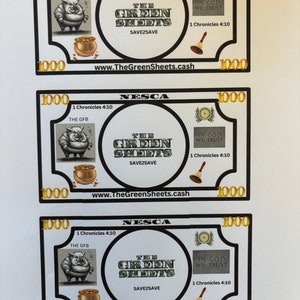 Może przedstawiać: Trzy obrazy podrobionego banknotu 1000 dolarów z nadrukowanymi słowami "The Green Sheets" i "Save2Save". Banknot zawiera również kreskówkowego świniaka, dzwonek oraz słowa "In God We Trust" i "1 Chronicles 4:10".