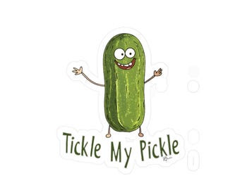Könnte beinhalten: Ein grüner Cartoon-Gurkenaufkleber mit einem lächelnden Gesicht, ausgestreckten Armen und kleinen Füßen. Der Text "Tickle My Pickle" steht unter der Gurke. Auf weißem Hintergrund.
