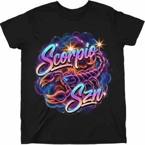 Könnte beinhalten: Schwarzes T-Shirt mit einem farbenfrohen Grafikdesign. Das Design zeigt das Wort "Scorpio" in einer stilisierten Schriftart, eine Skorpion-Illustration und den Text "Szn". Das Kunstwerk verwendet Lila-, Blau-, Orange- und Gelbtöne.