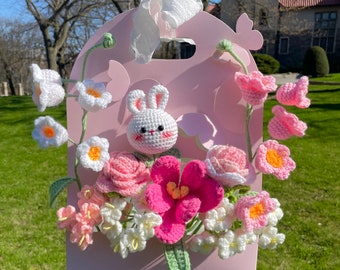 Handgemaakte gehaakte bloemenmand roze bloemen + wit konijntje - Blush Bloom