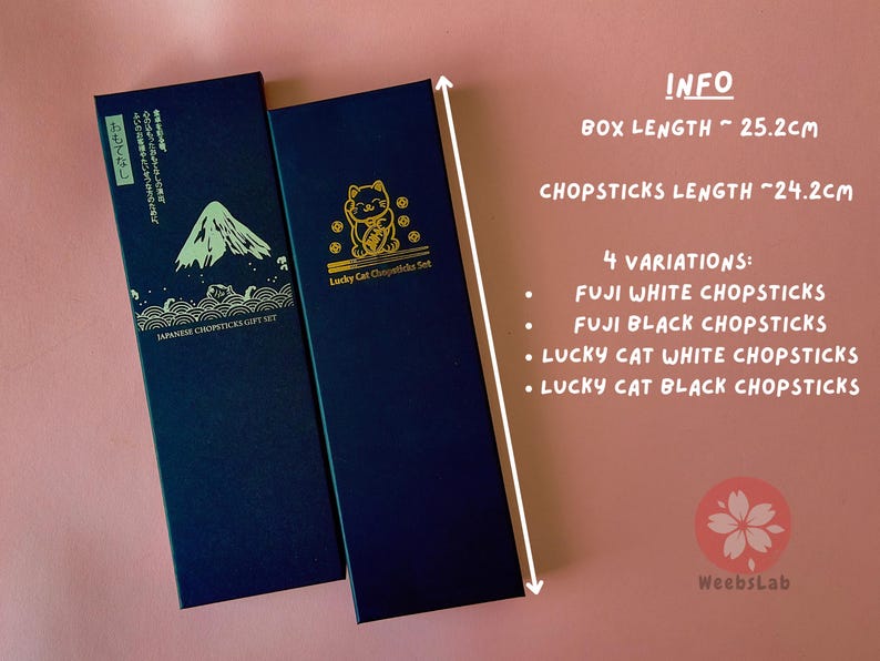 Op de afbeelding: Twee zwarte cadeaudozen met gouden opschriften. De doos aan de linkerkant heeft een Japans berglandschap en de tekst "Japanese Chopsticks Gift Set". De doos aan de rechterkant heeft een gouden gelukkat-ontwerp en de tekst "Lucky Cat Chopsticks Set".