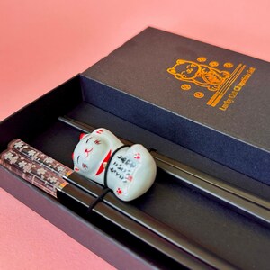 Set Sakura Blossom-eetstokjes: Japans cadeau met zwarte of witte eetstokjes en Lucky Cat of Lucky Mount Fuji-houder Black Chopsticks Cat