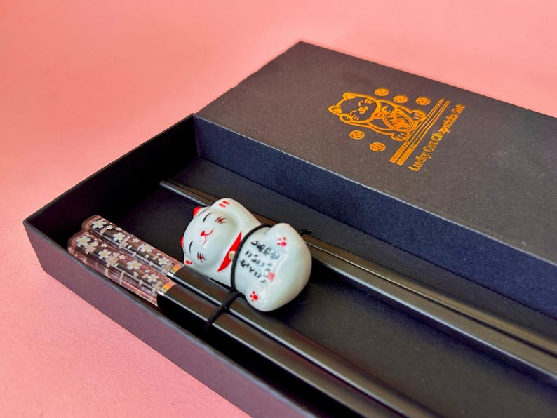 Set Sakura Blossom-eetstokjes: Japans cadeau met zwarte of witte eetstokjes en Lucky Cat of Lucky Mount Fuji-houder Black Chopsticks Cat