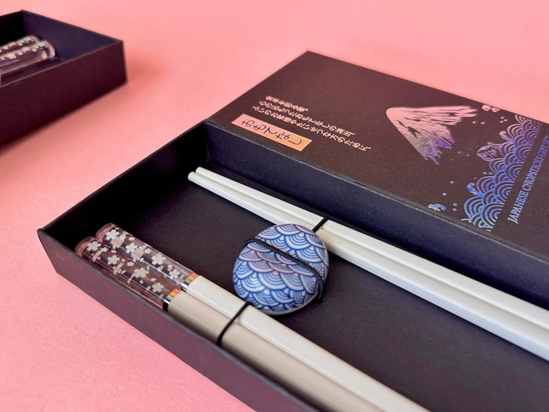 Set Sakura Blossom-eetstokjes: Japans cadeau met zwarte of witte eetstokjes en Lucky Cat of Lucky Mount Fuji-houder White Chopstick Fuji