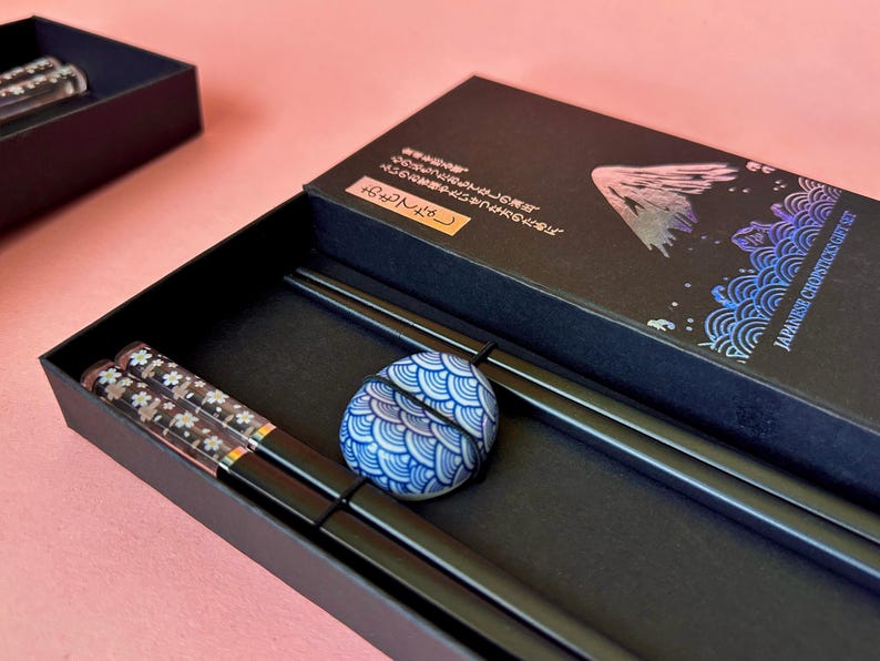 Set Sakura Blossom-eetstokjes: Japans cadeau met zwarte of witte eetstokjes en Lucky Cat of Lucky Mount Fuji-houder Black Chopstick Fuji