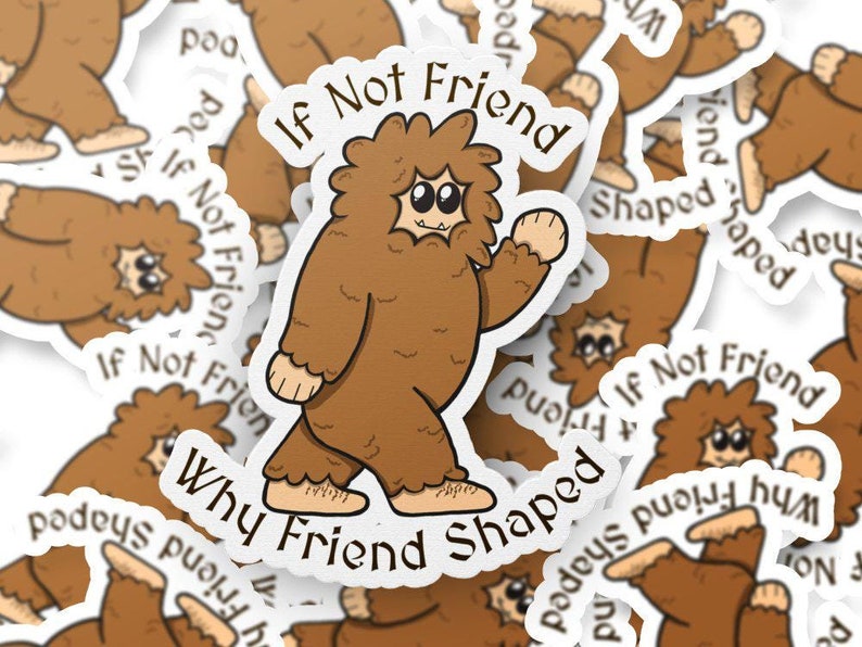 Pu&ograve; includere: Un adesivo con una creatura pelosa marrone dei cartoni animati con il testo "If Not Friend Why Friend Shaped".