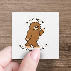 Pu&ograve; includere: Adesivo bianco con un'illustrazione di cartone animato di un Bigfoot marrone con il testo "If Not Friend Why Friend Shaped".