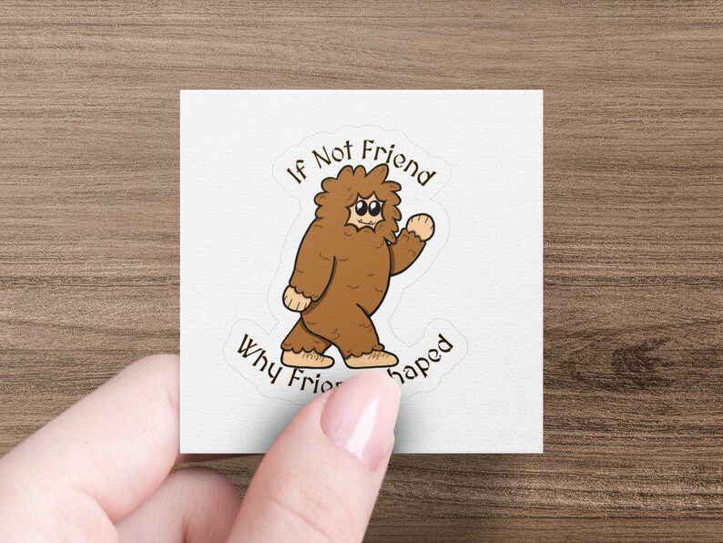 Pu&ograve; includere: Adesivo bianco con un'illustrazione di cartone animato di un Bigfoot marrone con il testo "If Not Friend Why Friend Shaped".
