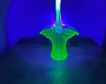 Vintage GLOWY Uranglas geflochtener Griff Korb