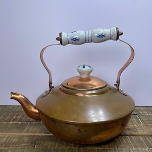 Vintage kopparvattenkokare med Delft-handtag och knopp i porslin