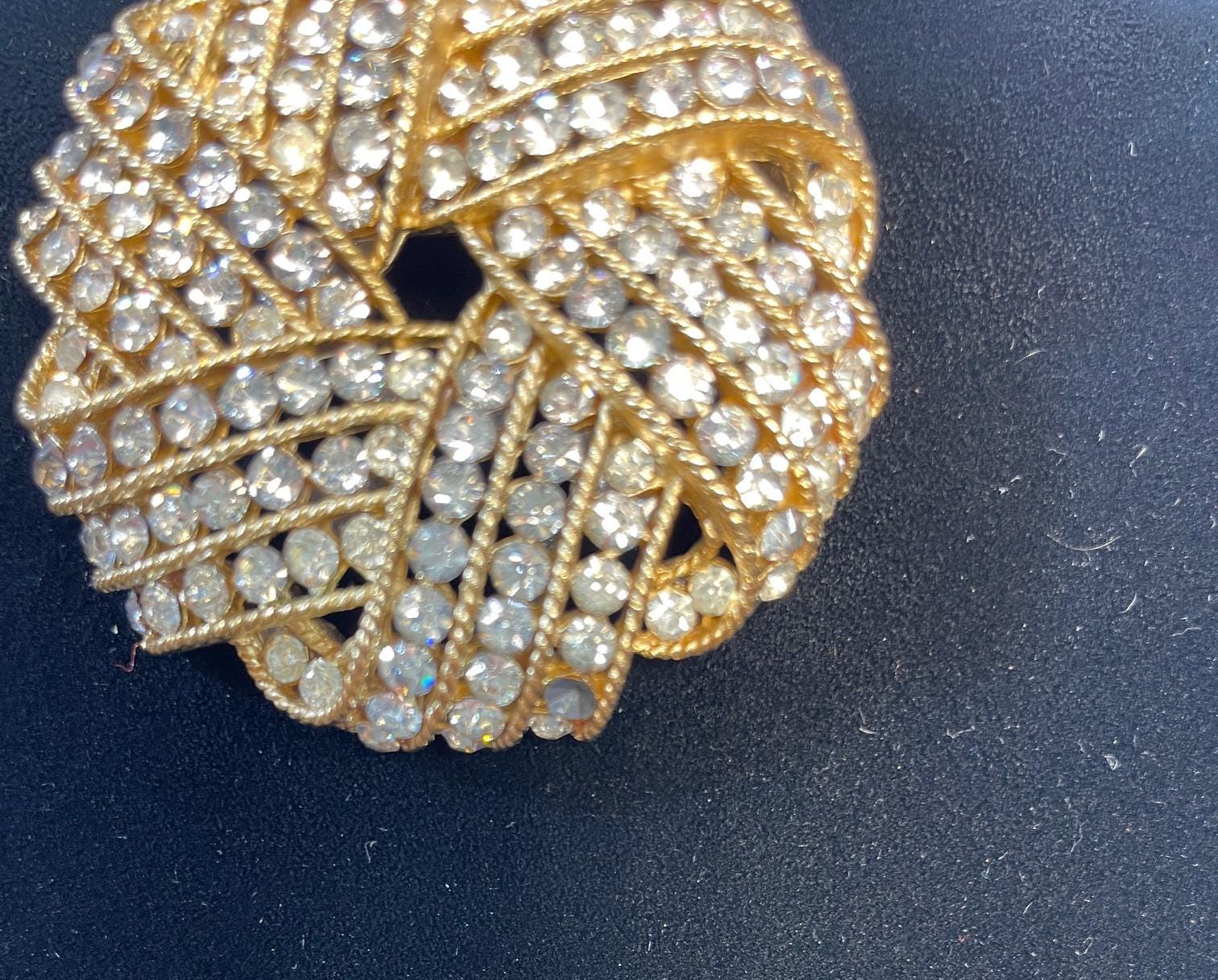 【数々のアワードを受賞】 Vintage Trifari Cavalcade - Brooch Gold and Rhinestone アクセサリー