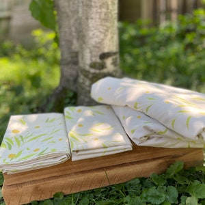 Vintage 1960&#39;s Morgan Jones Daisy Flat Double Sheet, Double Fitted Sheet and Two Standard Cases with Yellow Flowers