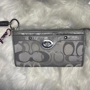 Cartera con cremallera Coach Signature de cuero gris y etiquetas colgantes originales