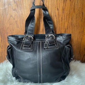 Bolso de mano Coach vintage extragrande con bolsillos laterales, etiqueta original y herrajes de níquel - Número 10038