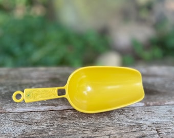 Vintage Yellow Flour Scoop with Handle Details