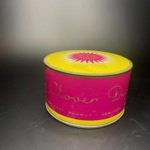 Vintage Richard Hudnut Yanky Clover Dusting Powder 7 oz - Nearly Full