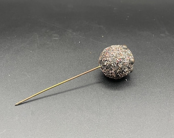 Pin de sombrero vintage con globo terráqueo grande y brillante