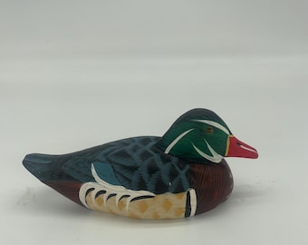 Vintage houten miniatuur gesneden en handgeschilderde eend