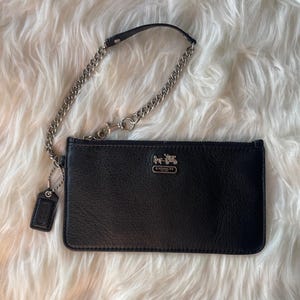 Bolso de mano Coach de piel negra con interior morado y etiqueta colgante original