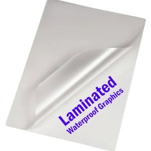 Puede incluir: Una l&aacute;mina de pl&aacute;stico transparente laminado con el texto "Laminated Waterproof Graphics" impreso en azul.
