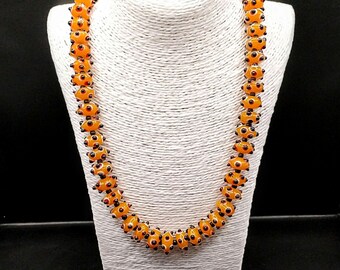 Collar de cuentas de vidrio de Murano color naranja mandarina: estilo bohemio grande y grueso, cuentas Sputnik y cierre de palanca.