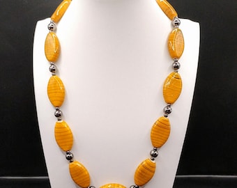 Collar de cuentas amarillo mostaza: vidrio revestido de cerámica, cuentas ovaladas estilo bohemio retro, largo ajustable, color ocre.