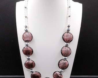 Collar de monedas de vidrio soplado color púrpura oscuro: cuentas con revestimiento de lámina plateada, diseño llamativo y robusto, color ciruela uva.