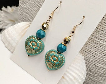 Pendientes de corazón de cristal checo verde azulado: Colgantes bohemios con flores doradas, largos e hipoalergénicos.