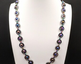 Collar de hematita multicolor: Joyería llamativa estilo steampunk gótico, con cuentas de donut multicolores, arcoíris y gris.