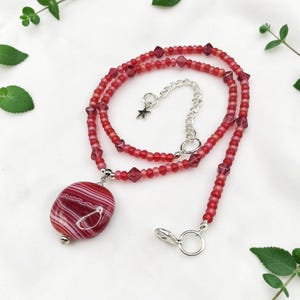 赤い縞模様のアゲートジェムストーンネックレス：チェコ製ガラスシードビーズ、長さ調節可能、重ね付け可能、存在感のあるデザイン