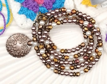 Collar con colgante de cortador de hilo de bronce: perlas de imitación color moca, tijeras, costura, acolchado, regalo para bordado