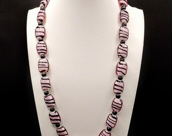 Collar de vidrio soplado a rayas rosas: Cuentas de luz rectangulares en espiral Humbug, longitud ajustable, llamativo, moderno.