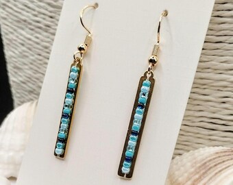 Pendientes de cuentas de semillas Miyuki en verde azulado: largos, dorados, minimalistas, delicados, de color azul verdoso.
