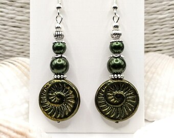 Pendientes verde oliva: concha de cristal checo, perlas artificiales, amonita, espiral, joyería bohemia.
