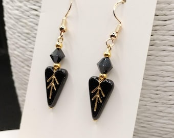 Pendientes Raven Black Gold Leaf Heart: Cuentas bohemias, biconos de cristal Midnight, hipoalergénicos.