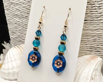 Pendientes de cristal azul verdoso: oro oscuro, cristal checo esmerilado y cuentas de cristal, hipoalergénicos.