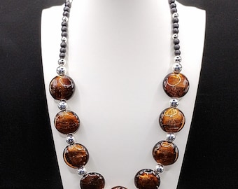 Collar de vidrio soplado color marrón moca chocolate: cuentas con revestimiento de lámina plateada, joyería llamativa y robusta, cierre de palanca.