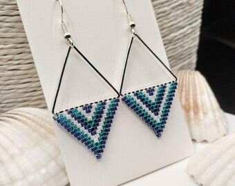 Pendientes de aro triangulares en azul verdoso: cuentas de semillas Miyuki, ganchos chapados en plata de ley, cosidos a mano