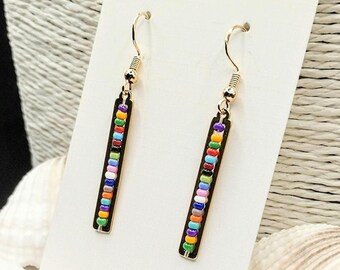 Pendientes rectangulares multicolores con cuentas de semillas: cuentas de vidrio en forma de varilla, estilo minimalista y delicado, estilo bohemio y geométrico.