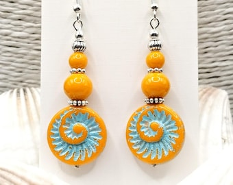 Pendientes de color amarillo anaranjado: cristal checo, fósil de amonita con concha en espiral, ganchos chapados en plata de ley, estilo bohemio.