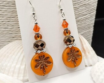 Pendientes de cristal checo con forma de libélula naranja: estilo bohemio, ganchos bañados en plata, cuentas de monedas de bronce.